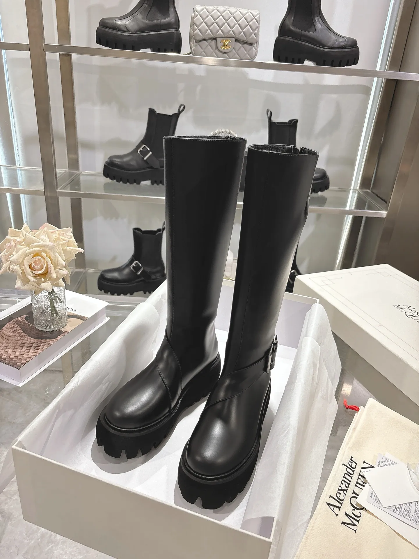 👟👟Ex-factory price 1000👟👟 The official website is synchronized with MCQUEEN/McQueen 2025 autumn and winter Sofa Chelsea boots. Silver metal buckle on the side of the shoe. Equipped with light flange and several layers of combined outsole. 6 cm thickness. Heel pull-on process. Black calfskin fabric. Women 35-40.